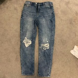 AMERICAN EAGLE MOM JEANS